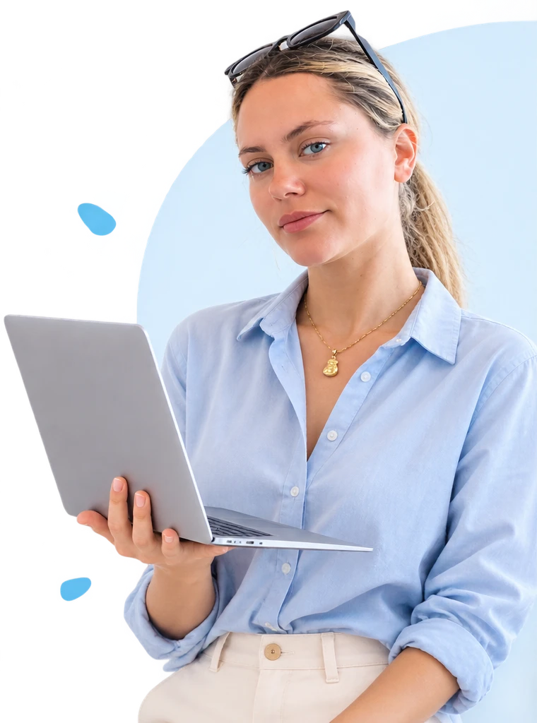 Asesora de USA Access con su notebook, lista para ayudarte con tu visa